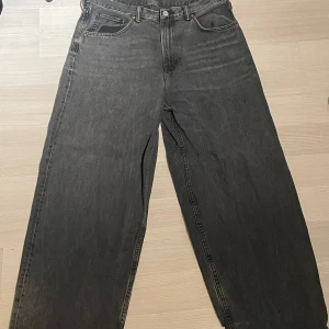 Svarta baggy jeans - Säljer mina baggy jeans då jag har ändrat stil och inte använder dem mer dem är lite slitna vid hälen