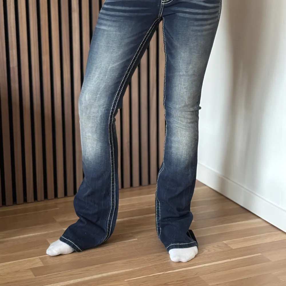 Lågmidjade bootcut jeans från miss me. Snygg design. Perfekt skick, se bild. Mått: Innerbenslängd: 80cm Midjemått rakt över: 34cm Modellen är 166cm lång. Fler bilder finns. Skriv gärna ifall du har några frågor! 💗. Jeans & Byxor.