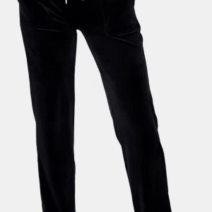 Svarta mjukisbyxor med snörning - Säljer ett par svarta mjukisbyxor i sammet med snörning i midjan. De har en bekväm passform och två bakfickor med knappar. Perfekta för en avslappnad dag hemma eller en promenad i parken. Supermjuka och sköna att ha på sig! storleken är i xs men skulle säga att dessa är större i storleken än deras andra färger skriv för bilder på byxorna en liten defekt ett litet hål i ena fickan i fram men det är inget som syns eller märks då det är litet skickar självklart bild på det med