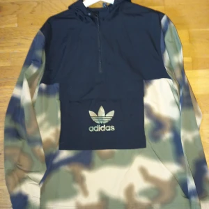 Adidas Originals Distorted Camo Parka XL - Adidas Originals Distorted Camo Parka XL vårjacka köpt länge sen i princip aldrig använd.