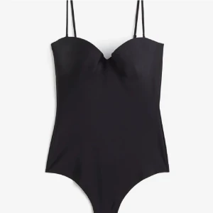 H&M body - Super snygg body från hm, i storlek 75 A. Slutsåld på hemsidan. Den är helt oanvänd då jag beställde fel storlek och det gick ej att returnera. Skriv vid intresse! PRIS GÅR ATT DISKUTERA 