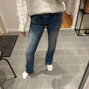Blå LTB jeans Valerie - Säljer ett par snygga blå jeans med låg midja o h bootcut från LTB, modell Valerie. De är i mycket bra skick och perfekta för både vardag och fest! Passar till allt.👖Storlek 26/32 och innerbenslängden är ca 80 cm🥰🥰🥰