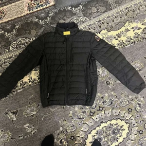 Svart dunjacka från Parajumpers - Säljer en svart superlätt dunjacka från Parajumpers i mycket bra skick. Jackan har en dragkedja framtill och är quiltad för extra värme. Perfekt för höst och vår, med en stilren design och långärmade ärmar. Passar både till vardags och lite finare tillfällen.pris kan diskuteras 