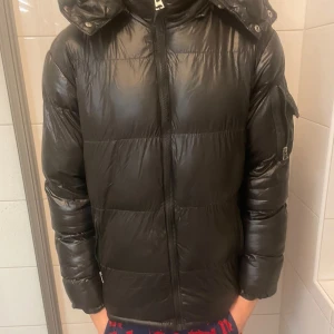 Brave soul vinter jacka - En jätte snygg vinter jacka från märket Brave soul, jackan är i jätte bra skick och är använd lite. Nypris 929 kr. Färg brun svart. Storlek s herr. Modellen är 187 och väger 68 kg. Bara att skriva ifall ni har några frågor! Priset är ej hugget i Sten. Säljer för 479
