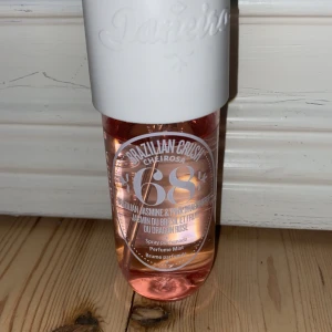 Sol de Janeiro Brazilian Crush Cheirosa 68 - Säljer en fräsch och exotisk body mist från Sol de Janeiro. Doften Cheirosa 68 har noter av brasiliansk jasmin och rosa drakfrukt, med en hint av hibiskus och solig mysk. Perfekt för att känna sig sommarfräsch året runt! Flaskan är genomskinlig med en vit kork och rymmer en härlig doftupplevelse.