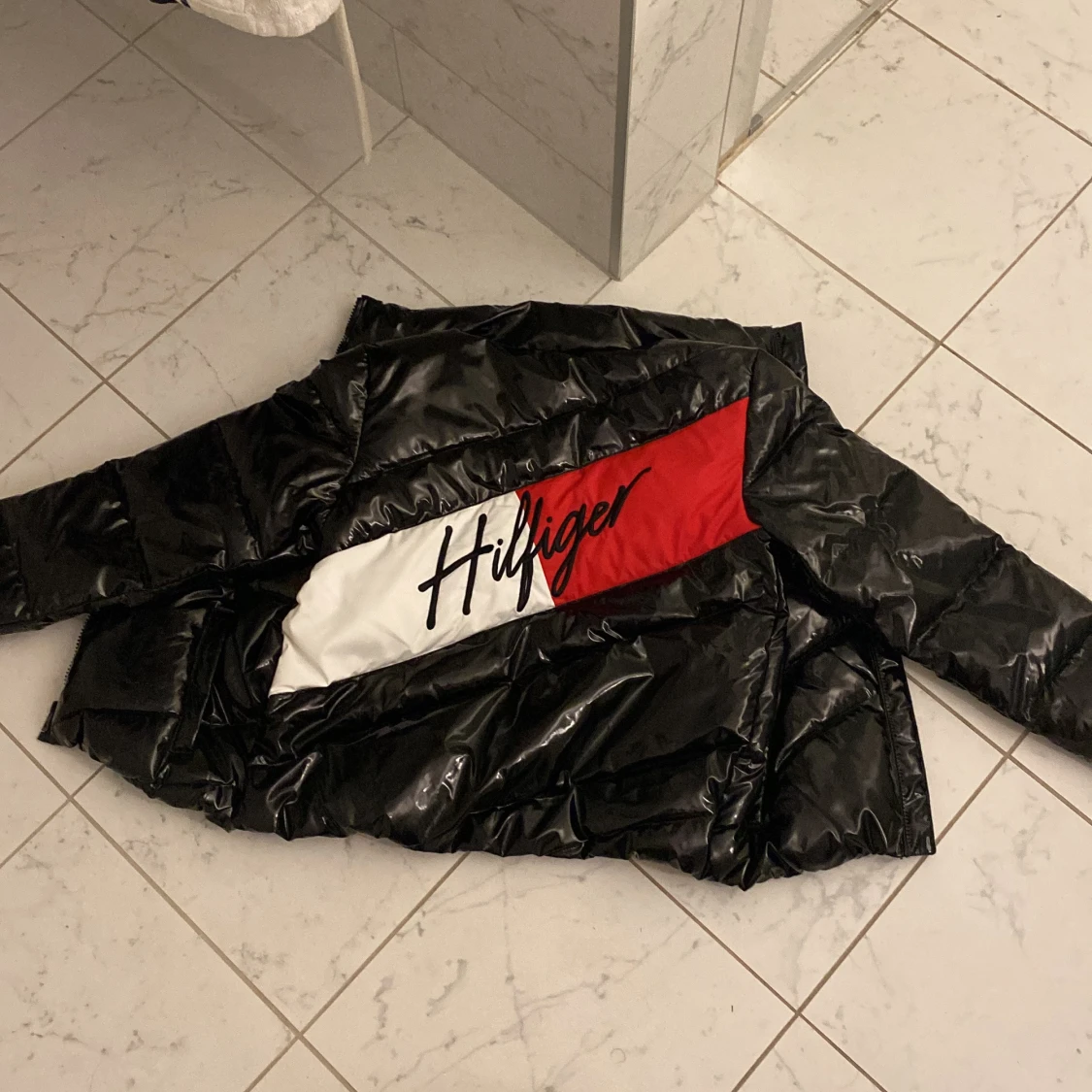 Svart pufferjacka från Tommy Hilfiger