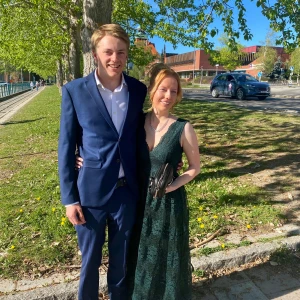 Mörkgrön balklänning  - Säljer nu min balklänning, en mörkgrön långklänning med v-ringning och öppen rygg. Klänningen har spetsdetaljer och är ärmlös, perfekt för bal eller andra festliga tillfällen. Den har en figursydd passform upptill och faller fint ner mot golvet. Klänningen är ursprungligen från bubbleroom💚