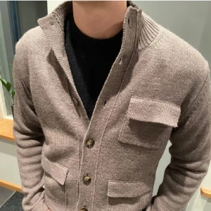 Sand Cardigan  - Säljer ni denna otroligt bekväma och stiliga Sand cardigan, ny pris på denna är 2600 men jag säljer den endast för 1599 kan tänka mig att gå ner i pris vid en snabb och smidig affär, kom gärna med frågor om du undrar något 