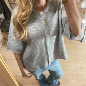 Grå kofta med knappar - Säljer en supermysig grå kofta med knappar framtill. Den har en lös passform och trekvartsärmar, perfekt för både höst och vår. Såå fin o eftertraktad ❤️❤️