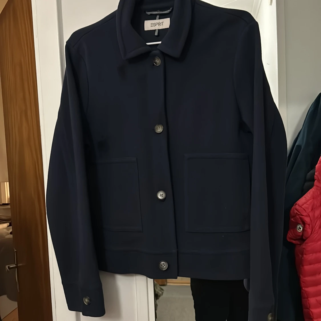 Mörkblå kavaj från Esprit