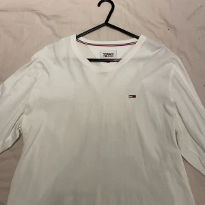 Vit långärmad tröja från Tommy Jeans - Säljer en vit långärmad tröja från Tommy Jeans i bomull. Tröjan är i mycket bra skick. Skriv vid intresse 