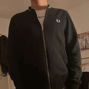 Säljer fred perry tröja storlek S  - Använder inte längre .storlek s . Prisk kan diskuteras i snabb affär.