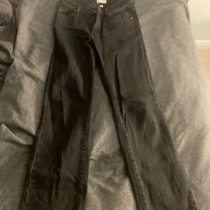 Neuw  - Säljer ett par svarta lågmidja jeans i bra skick. Köpte för 1500 kr på carlings, säljer då dom inte kommer till användning. Dom går över fötterna på mig som är 163.💕