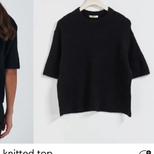 Svart stickad trekvarts ärmad tröja  - Säljer en stilren svart stickad topp från Gina tricot  i nytt skick. Den har en avslappnad passform med korta ärmar och är perfekt för både höst och vinter. Toppen är gjord i ett mjukt material som håller dig varm och bekväm. Perfekt att matcha med jeans eller kjol för en chic look! Den är aldrig använd och har prislappen kvar 