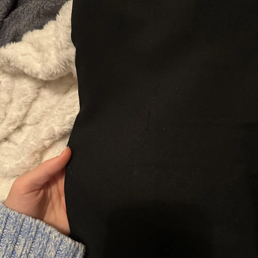 Säljer ett par svarta kostymbyxor i bra skick . De är mid waist, har tyvärr en defekt/tråd på ena benet, men den syns en på avstånd! (sista bilderna). Perfekta för både vardag och fest! 🖤Innerbenslängd: 74cm. 100kr+frakt! (säljer ett par likadana mörkblåa, hör av dig vid intresse). Farkut & Housut.