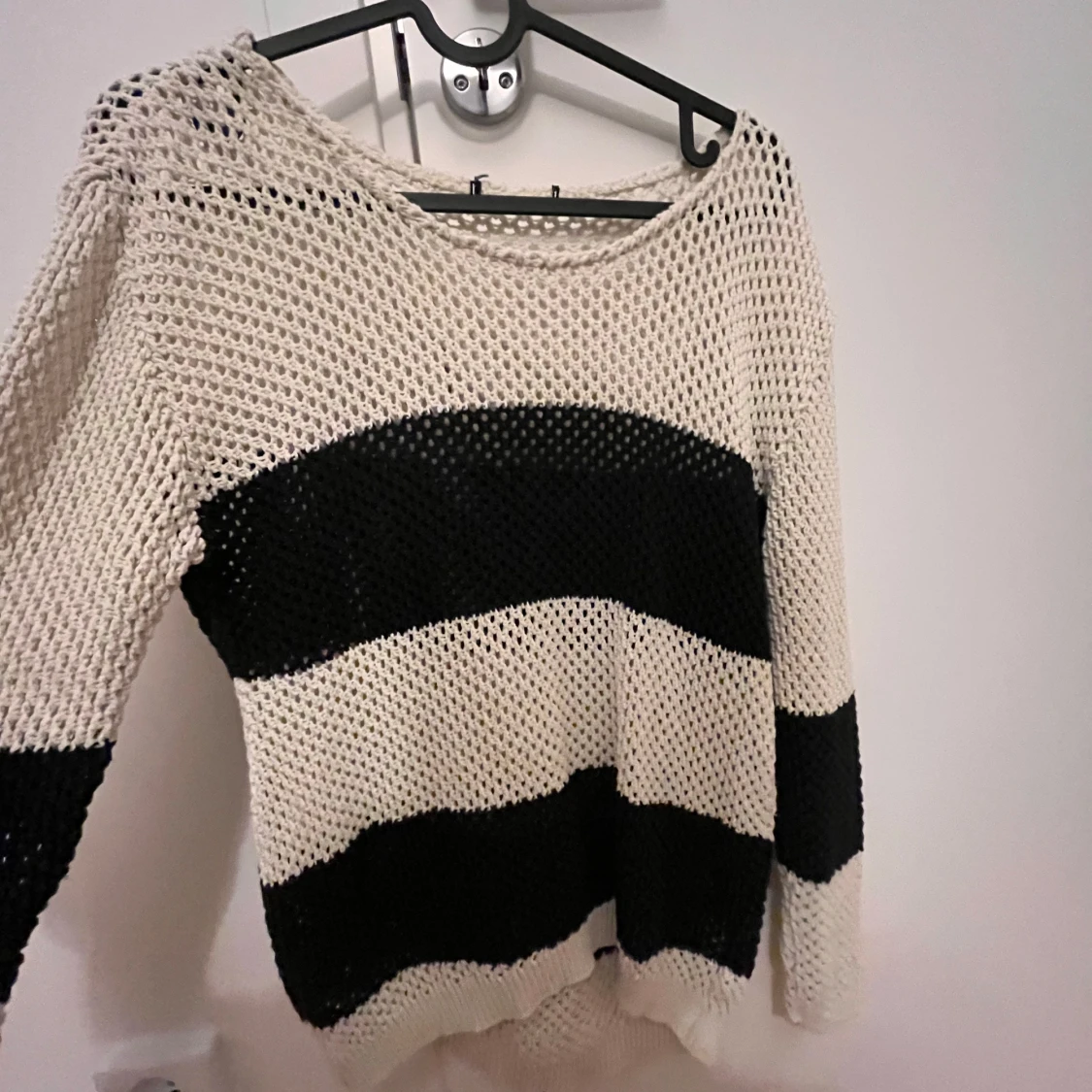Beige och svart stickad tröja