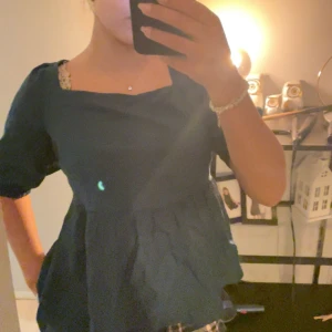 Mörkgrön blus med knytning - Säljer en superfin mörkgrön blus med knytning i ryggen. Super fin nu till vintern, vet ej vart den är ifrån. Perfekt för både vardag och fest! 💚