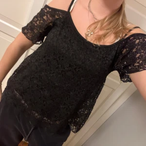 Svart spets topp - Så himla snygg och elegant spets topp med svart innelinne🩷