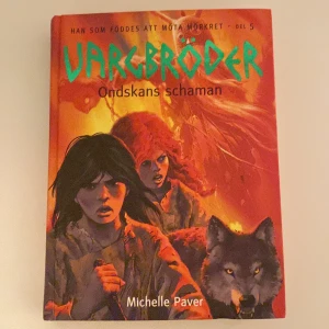 Vargbröder: Ondskans schaman - Säljer boken 'Vargbröder: Ondskans schaman' av Michelle Paver. Det är del 5 i serien 'Han som föddes att möta mörkret'. Boken har ett spännande omslag med varma färger och en varg. Perfekt för dig som gillar äventyr och fantasy!