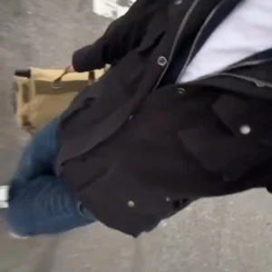 Field jacka  - Säljer en svart jacka från märket woolrich i mycket bra skick. Den har en dragkedja och knappar framtill, perfekt för höst och vår. Jackan är långärmad och har en stilren design som passar till det mesta. Perfekt för dig som vill ha en snygg och praktisk jacka!