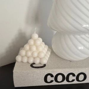 Handgjort ljus - Handgjort ljus som en snölykta där det ser ut som snö runnit, säljs för 60kr