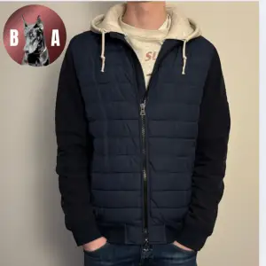 Skön varm cardigan från Tommy Hilfiger | Storlek M | Skick 7/10 | Använd men inga defekter | Nypris 2800kr vårt pris 799 kr | Modellen på bilden är 185 cm och väger 67 kg | Hör av dig vid frågor eller funderingar✌️