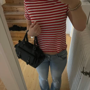 En randig T-shirt - En röd vit randig T-shirt i storlek S💞