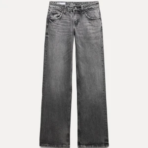 Grå zara jeans - Säljer ett par snygga grå jeans i mycket bra skick. De har en loose passform som ger en avslappnad stil. Perfekta för både vardag och fest! 🖤
