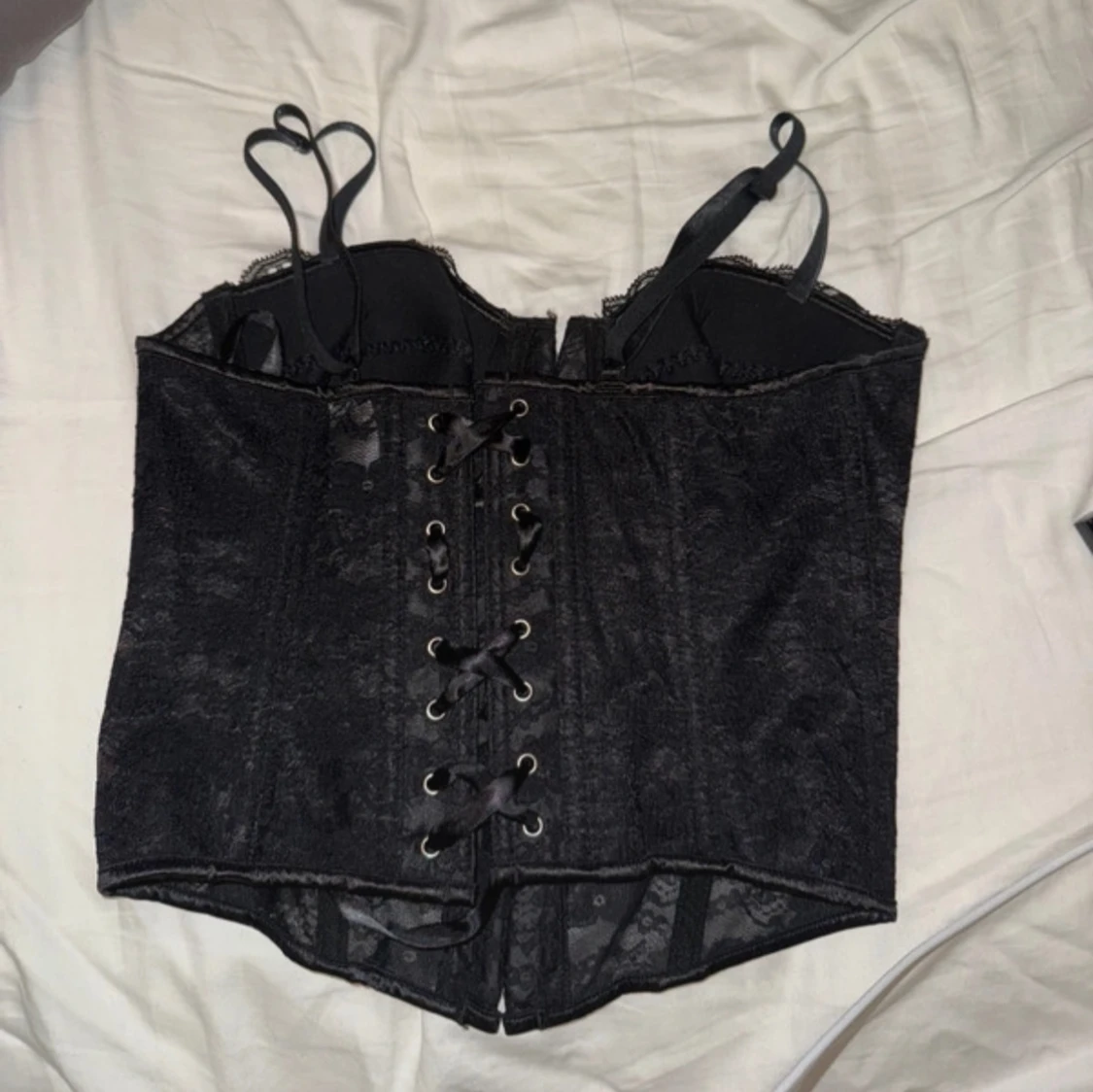 Svart spetskorsett med snörning - 90