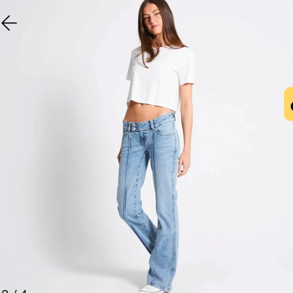 Säljer ett par snygga ljusblå bootcut jeans i mycket bra skick, använda 2 ggr. Perfekta för en avslappnad stil och passar till både vardag och fest. Storleken är s. Nypris 400kr säljer för 299kr. Jeans & Byxor.