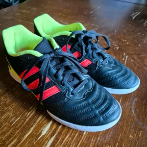 Adidas futsalskor stl 37 - Använda en säsong inomhus. Ser ut som nya! Köparen står för frakten.