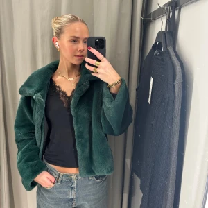 Grön teddyjacka - Säljer en supermysig grön teddyjacka i oversized modell. Perfekt för höst och vinter, med långa ärmar och en skön krage. Jackan är i mycket bra skick och passar både till vardags och fest. Den är gjord av mjukt material som håller dig varm och stilren.