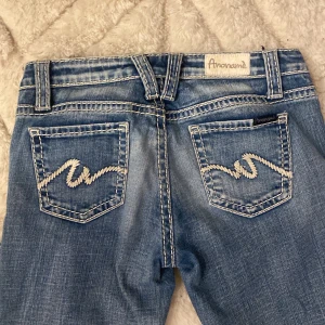 Blå jeans från Anoname💞 - Säljer ett par snygga blå jeans från Anoname. De har en cool broderad detalj på bakfickorna och en klassisk femficksdesign. Jeansen är i bra skick och har en bekväm passform. Perfekta för vardagsbruk eller en avslappnad utekväll! 💙Midja:38 x2 innerben:75❣️⭐️