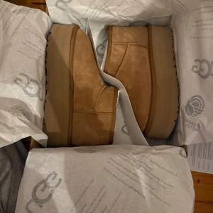 Säljer ett par snygga bruna platform UGG boots. De är i nytt skick och kommer i originalförpackning. Perfekta för höst och vinter med en bekväm och varm insida. Sulan är robust och ger bra grepp. Passar perfekt för kalla dagar!