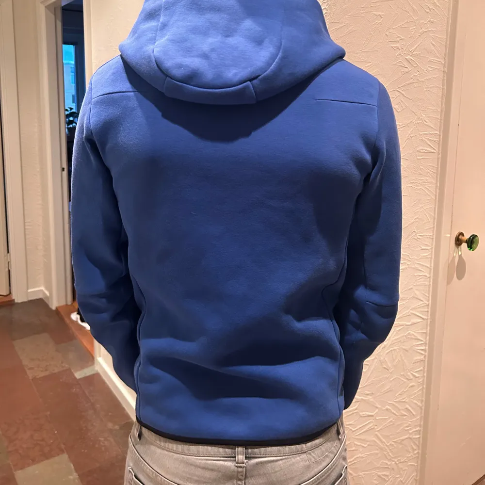 Tja, säljer min royal blue Nike tech tröja för att den är förliten. Väldigt snygg kan användas överallt.. Hoodies.