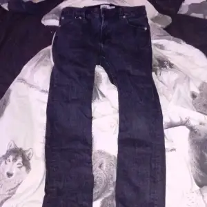 Säljer ett par svarta jeans från 157 i storlek 160. De har en slim passform och är perfekta för både vardag och fest. Jeansen är i bra skick och har klassisk design med fyra fickor och knappgylf. Perfekta för höst och vinter!