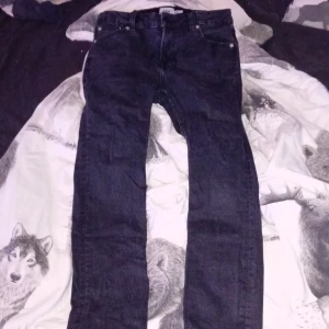 Svarta jeans från 157 - Säljer ett par svarta jeans från 157 i storlek 160. De har en slim passform och är perfekta för både vardag och fest. Jeansen är i bra skick och har klassisk design med fyra fickor och knappgylf. Perfekta för höst och vinter!