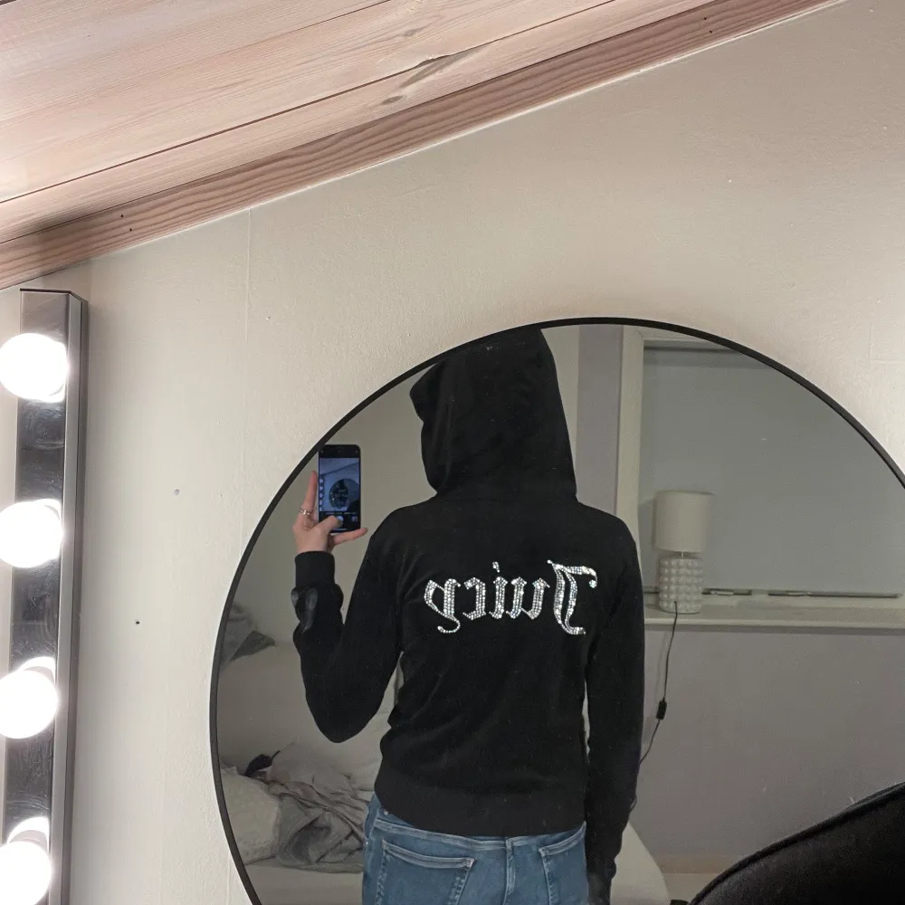 Säljer en svart hoodie från Juicy Couture i mjuk sammet. På baksidan finns det glittriga Juicy-loggan. Perfekt för en riktigt snygg outfit eller en avslappnande outfit. Helt oanvänd. 🖤. Tröjor & Koftor.