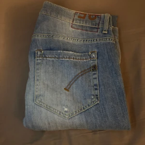 Dondup George - Hej! Säljer dessa feta Dondup jeans i modellen George 😍Storleken är 35 och sitter riktigt fint🤩 passar perfekt nu till vintern❄️