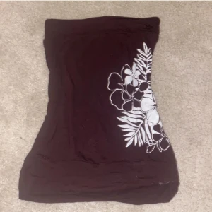 Brun y2k tubtopp✨️ - Jätte fin tubtopp som säljs då jag rensar min garderob på kläder jag inte använder så mycket 💕 Kontakta mig för frågor!