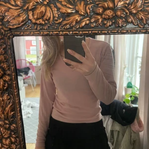 Rosa ribbad tröja - Säljer en superfin rosa ribbad tröja med v-ringning. Den är långärmad och perfekt för både vår och höst. Tröjan har en tight passform som framhäver figuren snyggt. 🩷