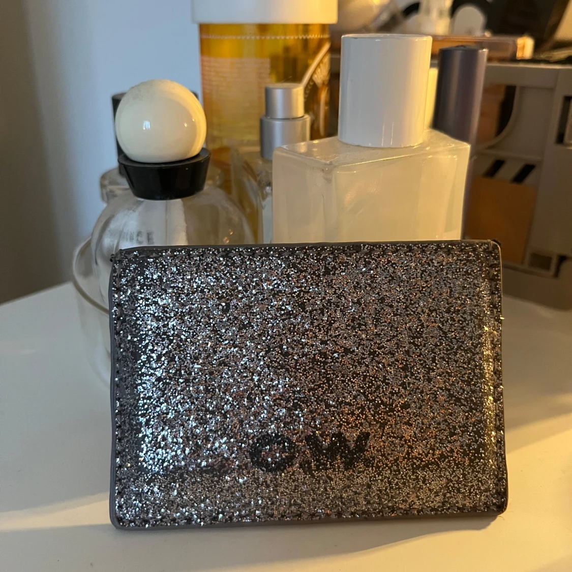 Glittrig plånbok - 90