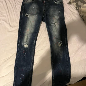 Dsq2 Jeans - Säljer mina dsq2 jeans som är för små för mig. Dem passar 12-14 åringar