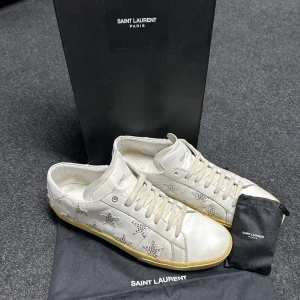 Saint Laurent skor - Sjukt eftertraktade Saint Laurent court star - Storlek 43,5 - Skick 7,5/10 (endast generall wear) - OG box samt extra skosnören medkommer! - Hör av dig vid fler frågor!🙌