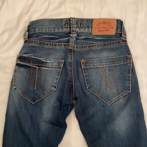 Blå bootcut jeans från Fornarina - Säljer ett par snygga blå bootcut jeans från Fornarina. Inga deffekter💞midjemått 31-32, Innerbenslängd 79,5. Priset kan diskuteras vid snabb affär. 