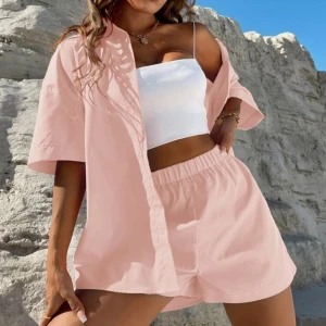Ljusrosa set med skjorta och shorts - Säljer ett superchill ljusrosa set med en oversized skjorta och matchande shorts. Materialet känns lätt och luftigt. Skjortan har korta ärmar och kan bäras öppen eller stängd.Storlek M, helt oanvänd, skriv för fler bilder 🥰