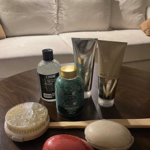 Julklappstips allt på bilden - Säljer en badborste med massageknoppar från Palmetten. Perfekt för att skrubba och massera huden i duschen. Borsten har ett långt handtag för att enkelt nå hela kroppen. Den är idealisk för att förbättra blodcirkulationen och ge en skön spa-känsla hemma. Använd den med din favoritduschgel för bästa resultat!