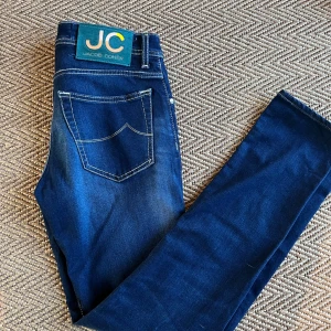 Jacob Cohen jeans - Säljer ett par snygga mörkblå jeans från Jacob Cohen i modellen Nick Slim. Jeansen är i nyskick, nypris ca 5000, storlek 30