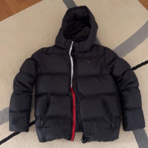 Tommy Hilfiger jacka i bra skick - En vanlig tommy hilfiger puffer jacka med bra skick.