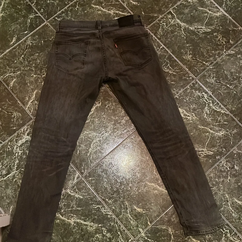 Ett par mörk grå/svarta levis i modell 511. Storleken är 30 32. Mycket bra skick, inga hål eller defekter. Nypris är runt 1000kr. Hör av dig vid fler bilder eller frågor.. Farkut & Housut.